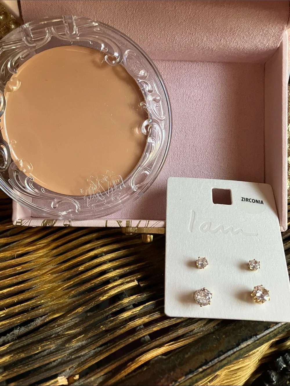 Skin-Perfecting Foundation Balm - Light 010 with TWO free earrings& hair clip:)